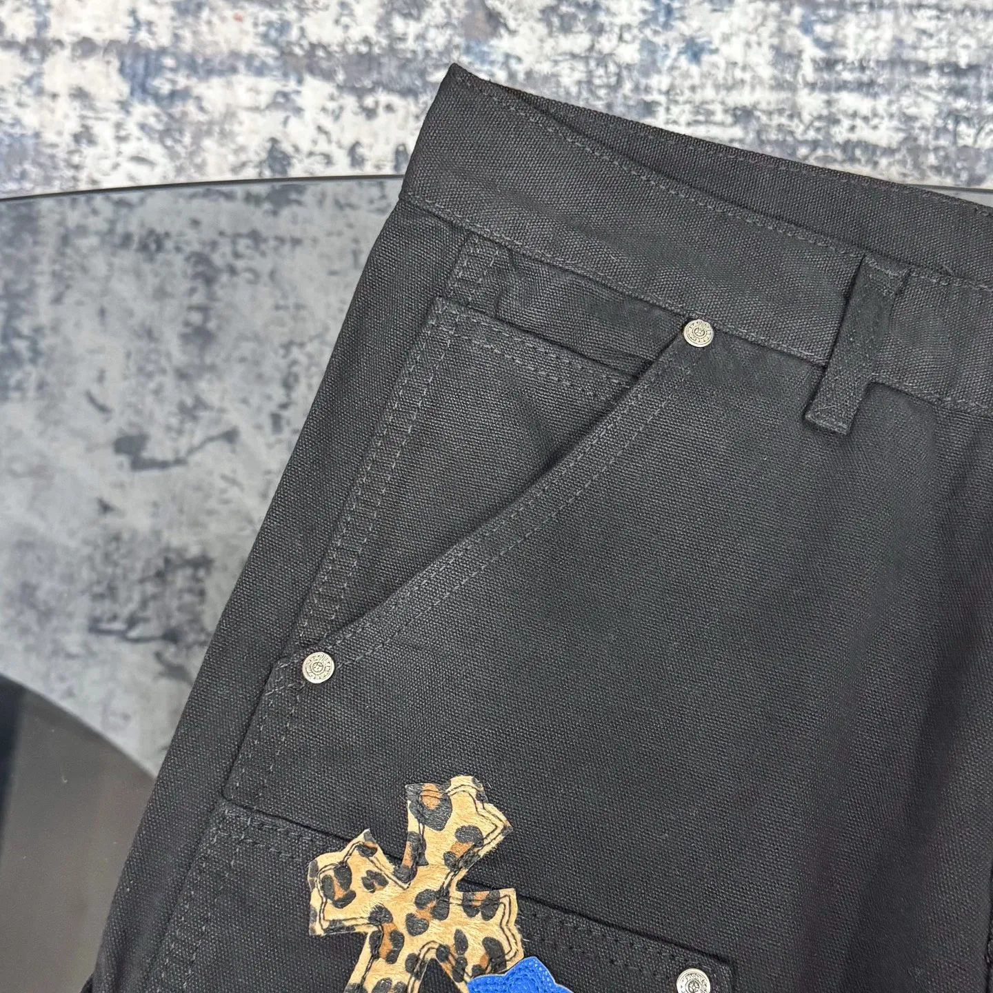 P280 ChromeHearts & ChromeHearts Patent Leather Spliced Blue White Leopard Print Cross Spliced Leather Straight Jeans Ceiling-Level Jeans Hard to Find at the Counter About Zangyin This is an extremely luxurious fashion brand that can also be called the aristocrat of the high street. It has always been an exclusive brand for some hipsters or the rich second generation. Compared with ordinary high streets, it is more luxurious and noble. Compared with luxury brands, it is more fashionable and individual. Top heavy industry fashion design has always been created in the high street luxury style. Speaking of this style, the Zangyin family and the GU family are definitely the leading representative brands. Especially the Zangyin family's creation of high-street style has really reached a state-of-the-art effect. The use of unique washed materials to create this style is already quite eye-catching. It is embellished with pink patchwork cross flowers, which cleverly highlights the brand's charm. Secondly, this style adopts a classic high-waist cut design, which highlights the long legs and fashionable temperament of the upper body. The brand is highly recognizable and the slim fit configuration is more suitable for daily wear. The personality will be fashionable and the specifications can be clearly interpreted. Needless to say, materials and craftsmanship. As an excellent craftsman brand, Zangyin’s requirements for details and craftsmanship are really perfect. The washed color of this model alone has gone through a lot of processes, not to mention the embellishment of denim appliqués. It is also purely handmade and sewn. Just like what they believe in, only handmade things have a soul. Only then does it have the meaning of dressing. A top-notch heavy-duty fashionable denim item. Size: 28/30/32/34/36 Waist: 69/74/79/84/89 Sitting: 97/102/107/112/117 Pants length: 102/104/106/108/110